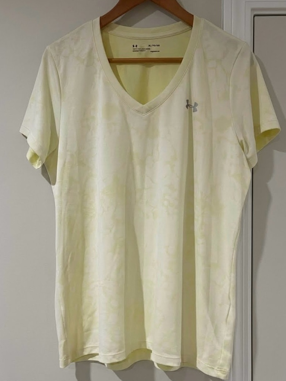 Under Armour Yellow Short Sleeve V-Neck Shirt Size XL